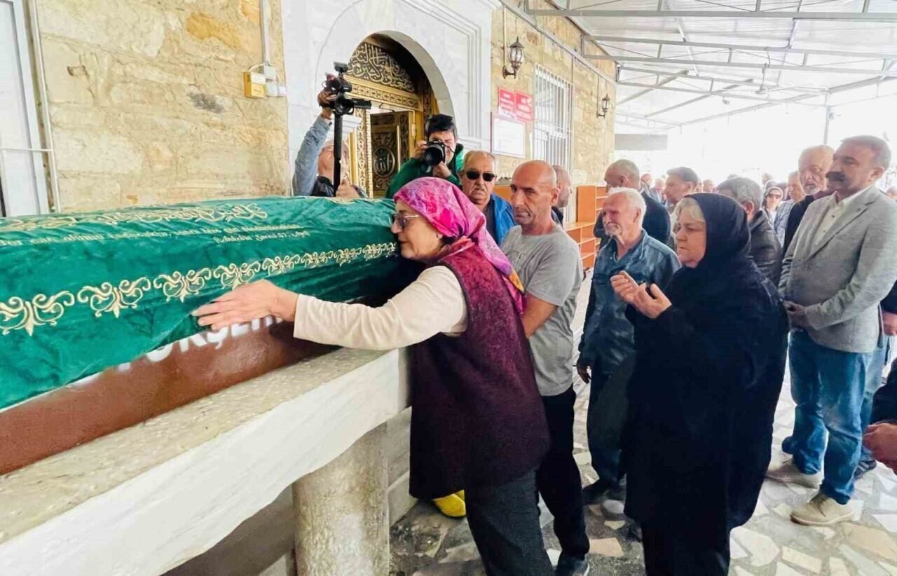 Foça’daki selde hayatını kaybeden şahıs toprağa verildi Foça’daki selde hayatını kaybeden şahıs toprağa verildi
