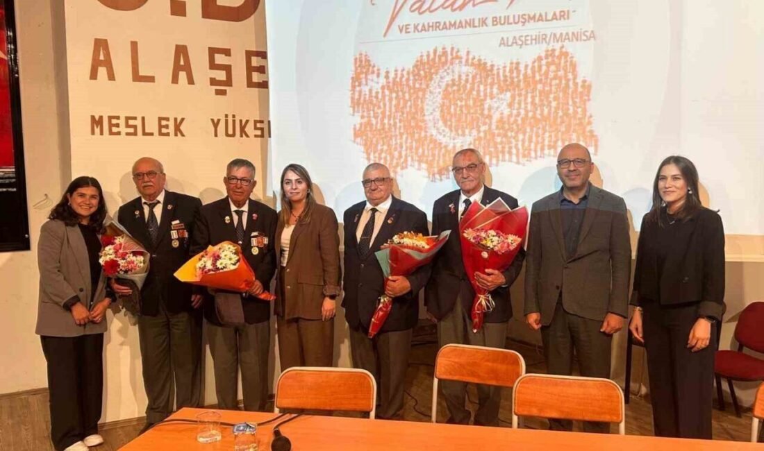 Manisa’nın Alaşehir ilçesinde, 29 Ekim Cumhuriyet Bayramı kutlamaları kapsamında gaziler,
