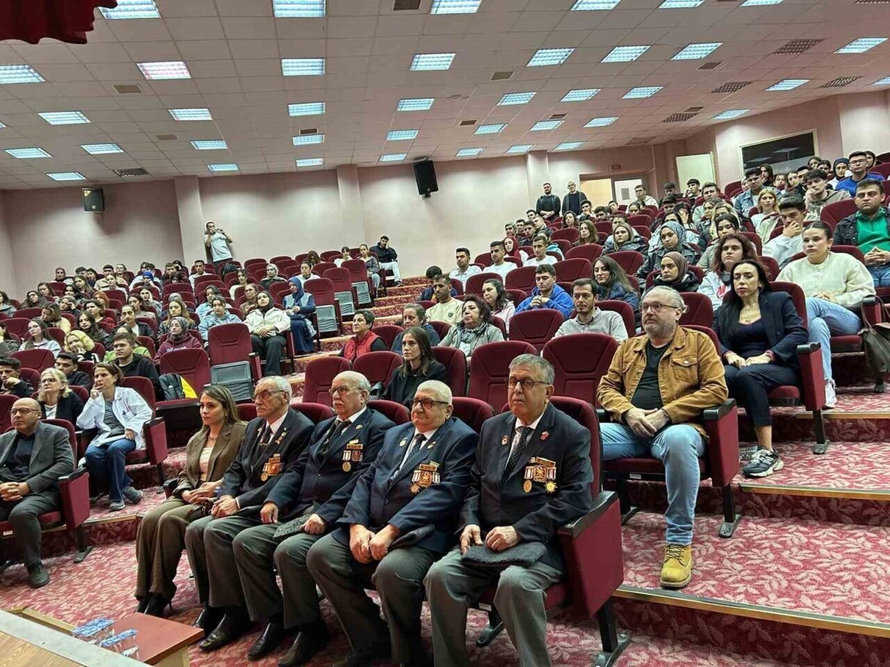 Gaziler, öğrencilerle buluştu