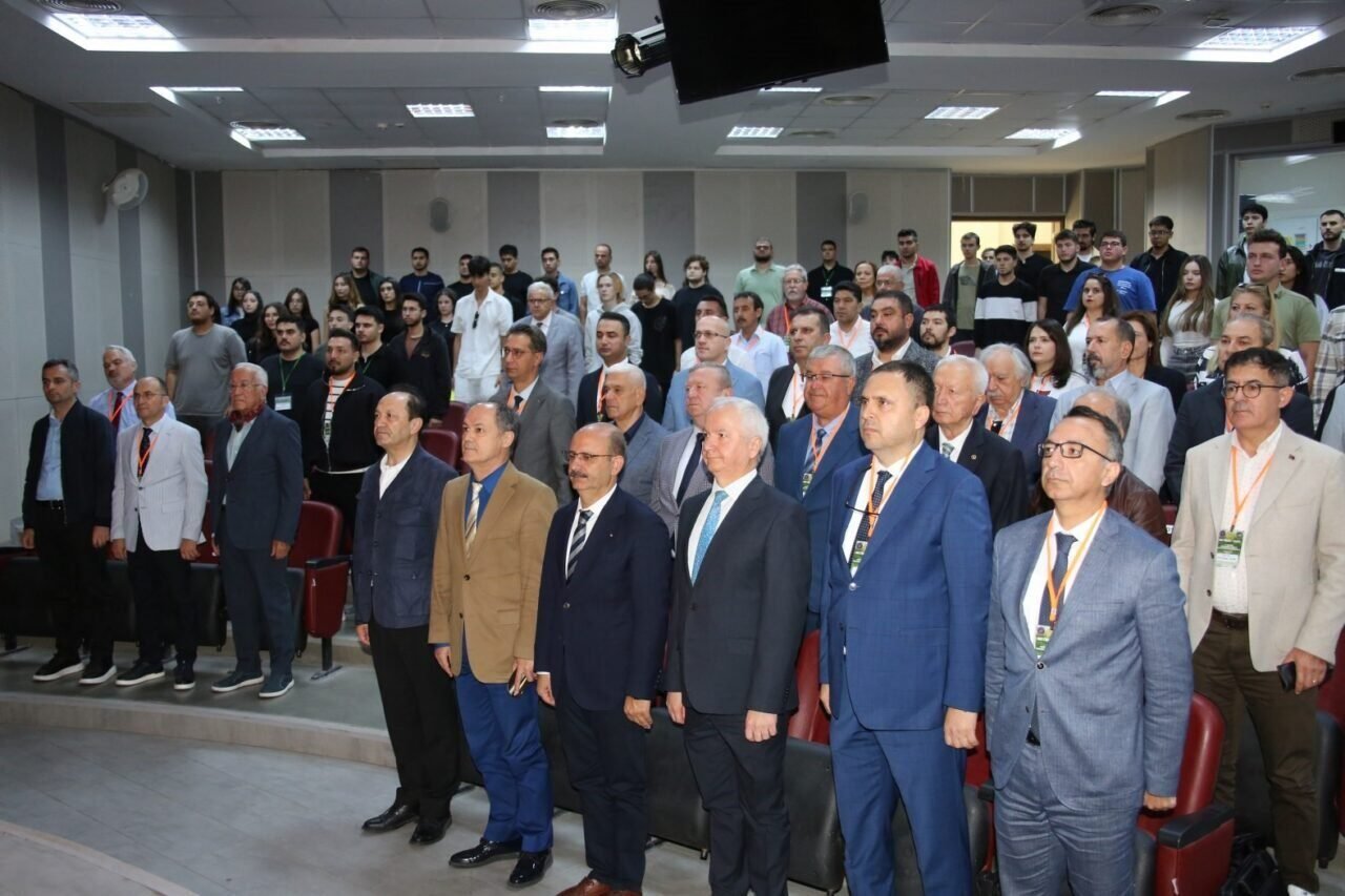 Genç ziraat mühendislerine seslenen Prof. Dr. Cengiz Toker: "Bu bir bayrak yarışı. Biz bir yere kadar getirdik, sizler daha ileriye taşıyacaksınız"