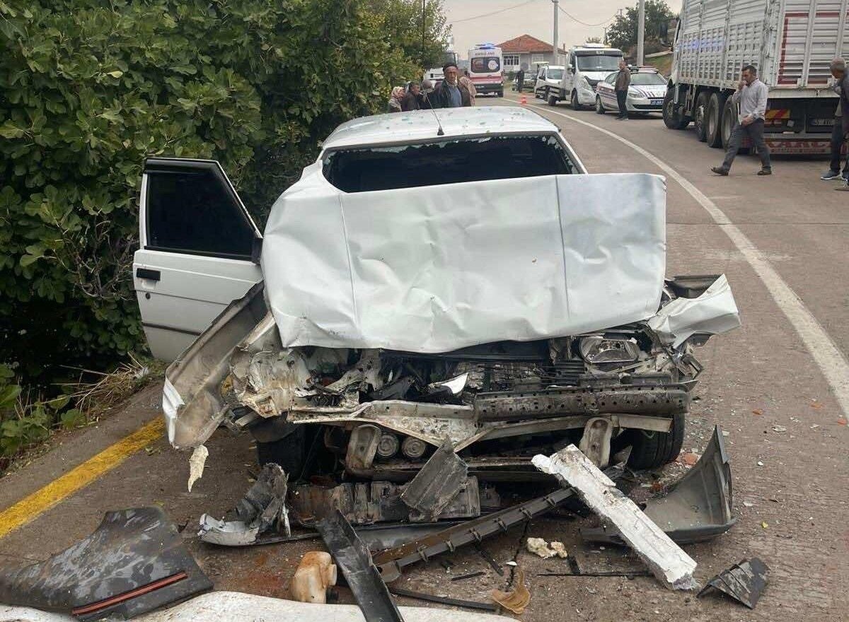 Gördes’te iki araç kafa kafaya çarpıştı: 4 yaralı Gördes’te iki araç kafa kafaya çarpıştı: 4 yaralı
