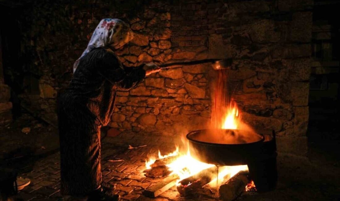 Manisa’nın Gördes ilçesine bağlı Güneşli Mahallesinde, kahvaltılarda sofraları süsleyen pekmez