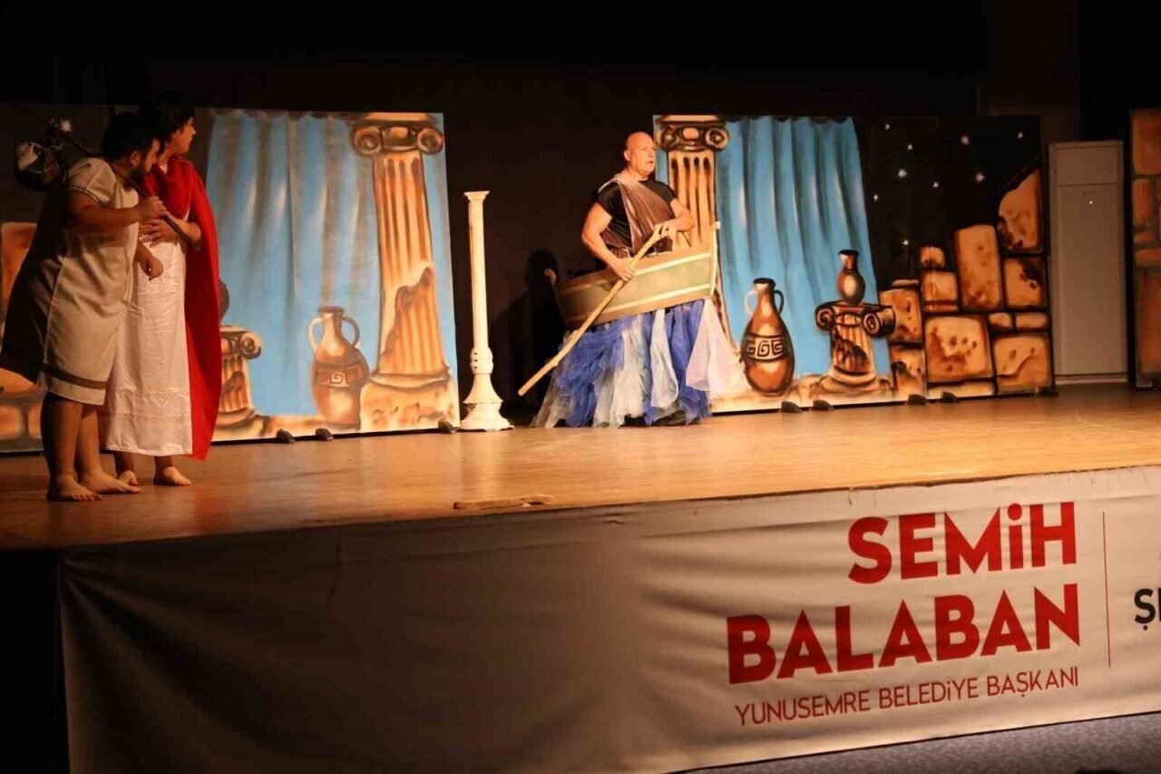 "Hades’e Yolculuk" tiyatro severlerle buluştu "Hades’e Yolculuk" tiyatro severlerle buluştu