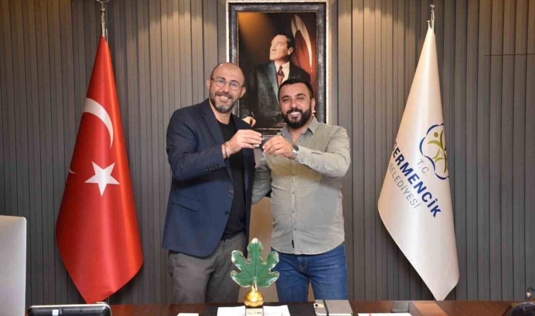 İncir festivalinin traktör talihlisi anahtarını Başkan Zencirci’den teslim aldı Aydın’ın Germencik ilçesinde 21.Geleneksel Germencik İncir Festivali kapsamında noter huzurunda