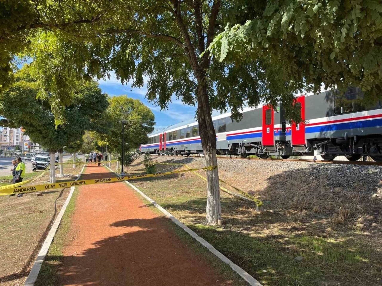 İncirliova’da trenin çarptığı yaşlı kadın ağır yaralandı