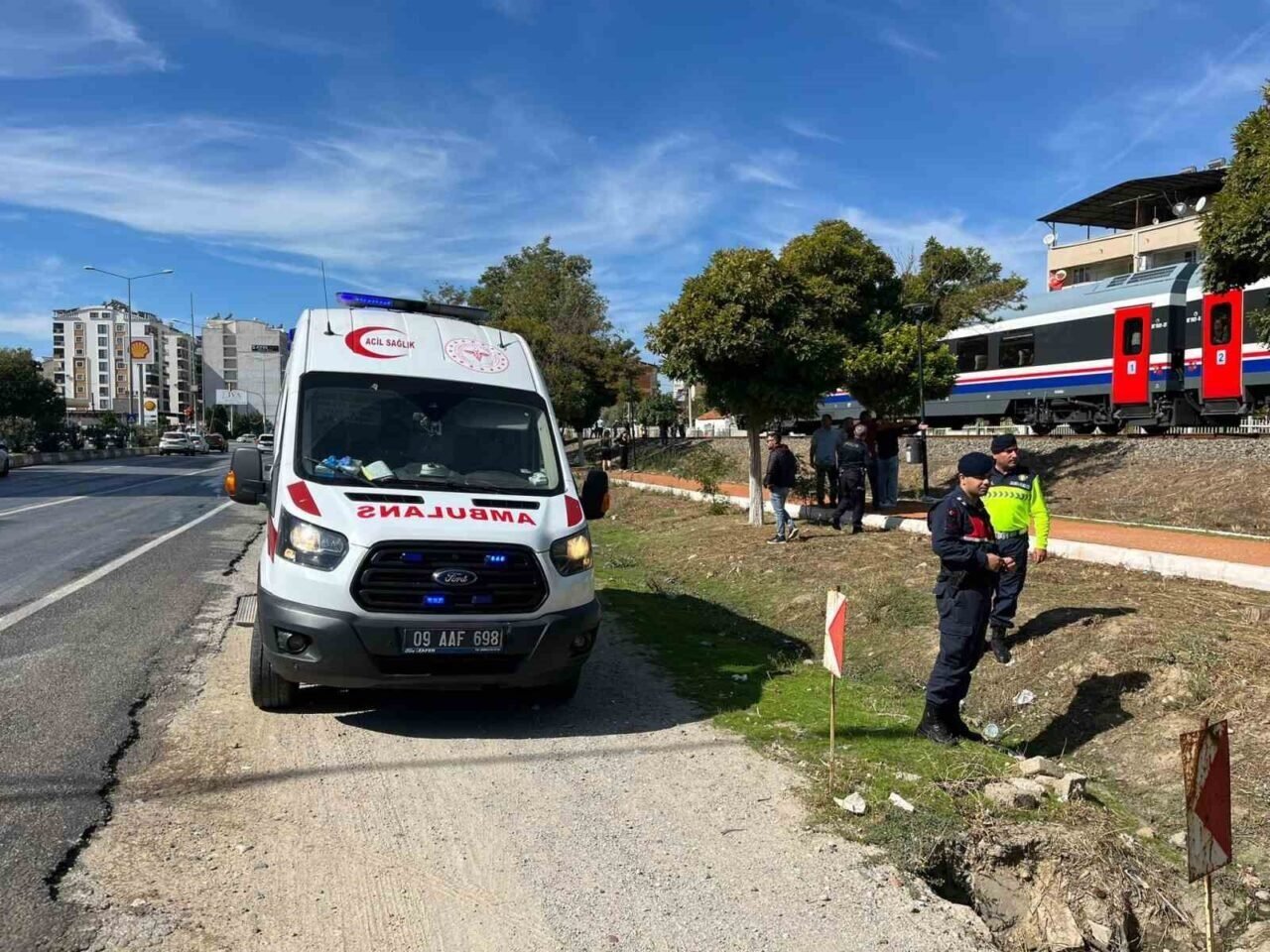 İncirliova’da trenin çarptığı yaşlı kadın ağır yaralandı