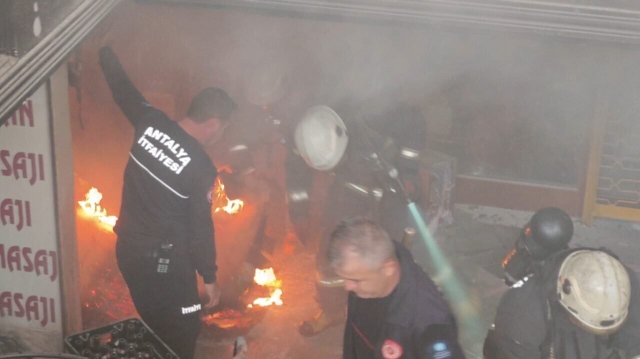 İş hanının bodrum katında çıkan yangın korkuttu İş hanının bodrum katında çıkan yangın korkuttu