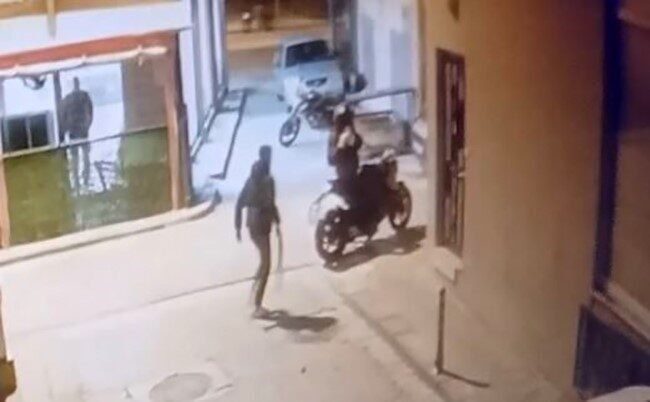 İş yerini kurşunlayan saldırganların kendilerini kayda aldıkları anlar güvenlik kamerasına yansıdı