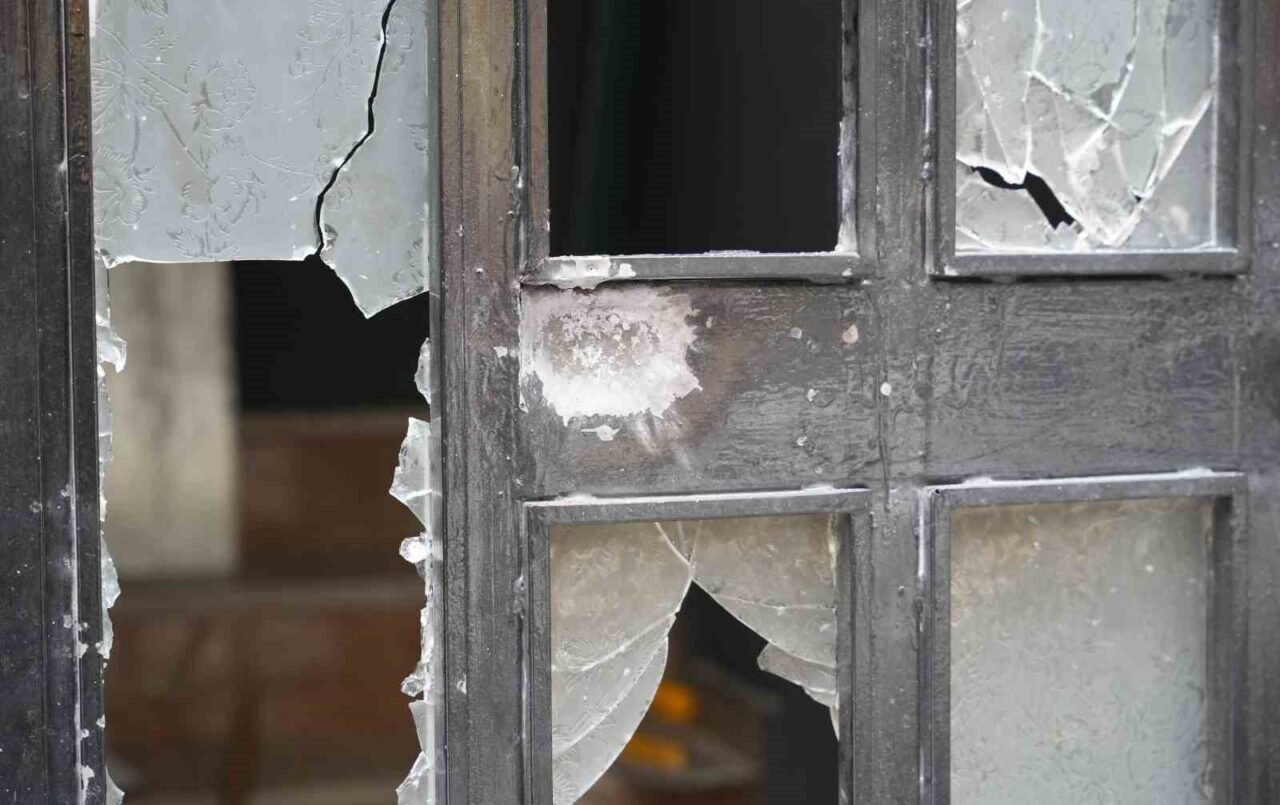 İş yerini kurşunlayan saldırganların kendilerini kayda aldıkları anlar güvenlik kamerasına yansıdı