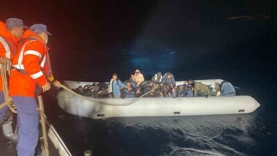 İzmir’in Foça ilçesi açıklarında, Sahil Güvenlik ekiplerince düzenlenen iki ayrı