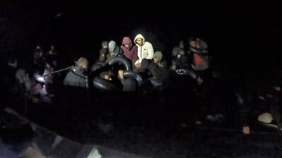 İzmir’in Karaburun ilçesi açıklarında motor arızası nedeniyle sürüklenen lastik botta