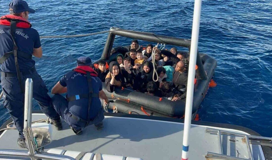 İzmir açıklarında Sahil Güvenlik Komutanlığı ekiplerince düzenlenen 4 ayrı operasyonda