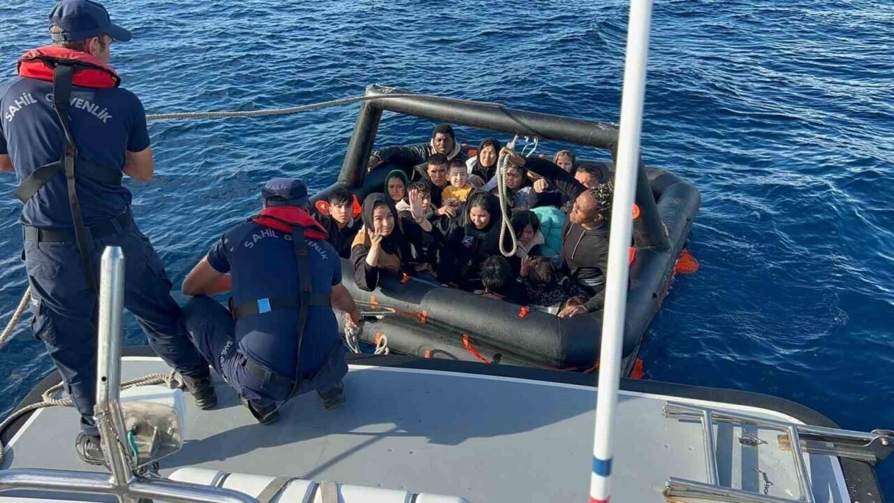 İzmir açıklarında 85 düzensiz göçmen kurtarıldı, 73 göçmen yakalandı İzmir açıklarında 85 düzensiz göçmen kurtarıldı, 73 göçmen yakalandı