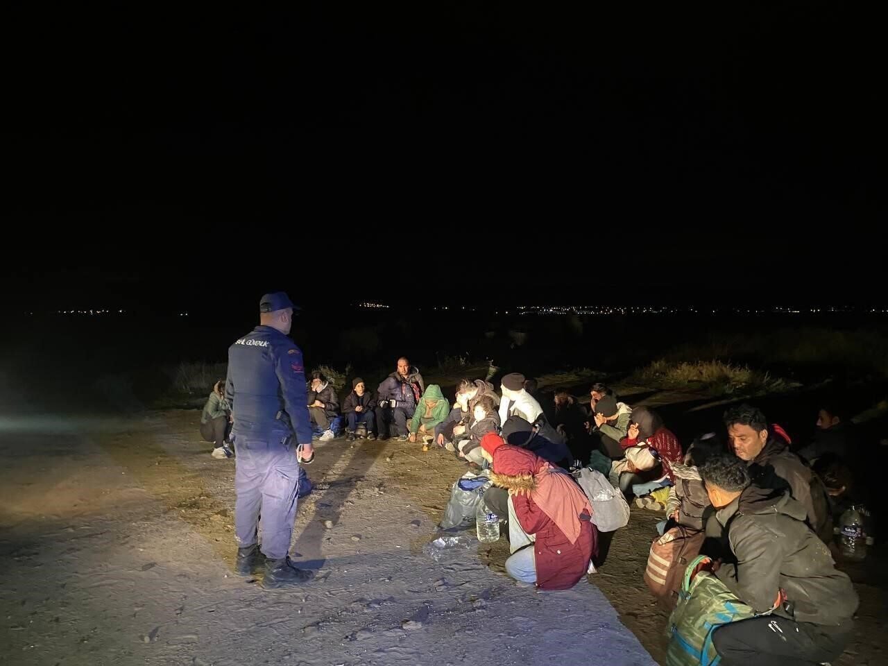 İzmir’de 30 düzensiz göçmen yakalandı İzmir’de 30 düzensiz göçmen yakalandı