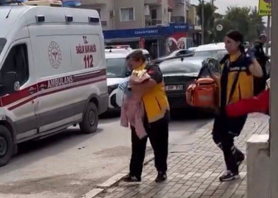 İzmir’de camii avlusunda bebek bulundu İzmir’in Gaziemir ilçesinde cami avlusunda bir bebek bulundu. Bebeğin sağlık