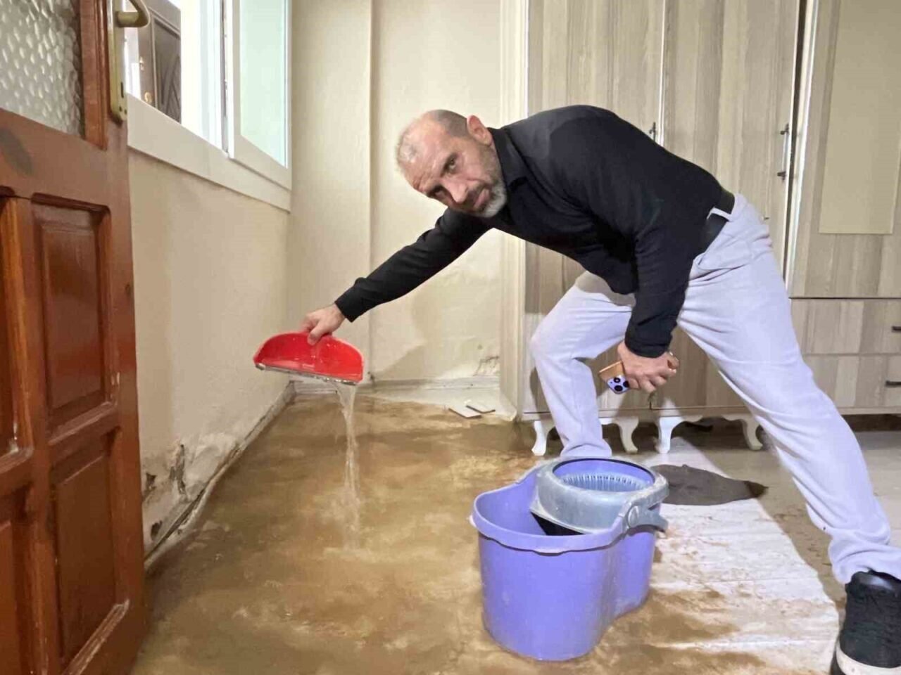 İzmir’de İZSU şebeke borusu patladı: Bir evi yaşanmaz hale getirdi İzmir’de İZSU şebeke borusu patladı: Bir evi yaşanmaz hale getirdi