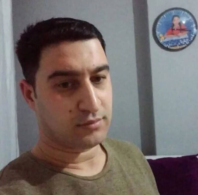 İzmir’de komşu tartışması kanlı bitti: 1’i çocuk 2 ağır yaralı İzmir’in konak ilçesinde bir kişi, üst kattaki daireden kendi evine