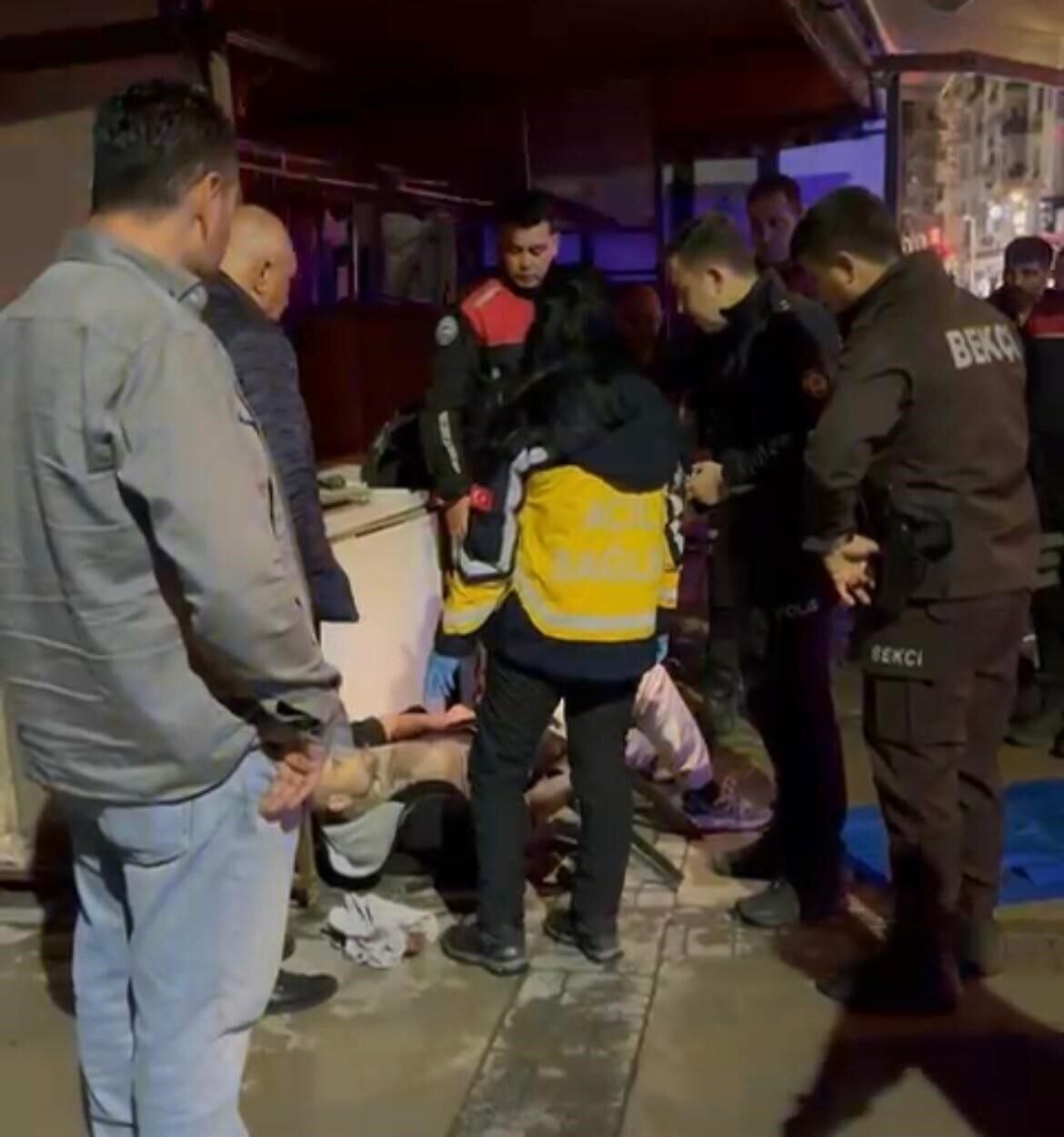 İzmir’de parkta kanlı tartışma: 5 yerinden bıçaklandı İzmir’de parkta kanlı tartışma: 5 yerinden bıçaklandı
