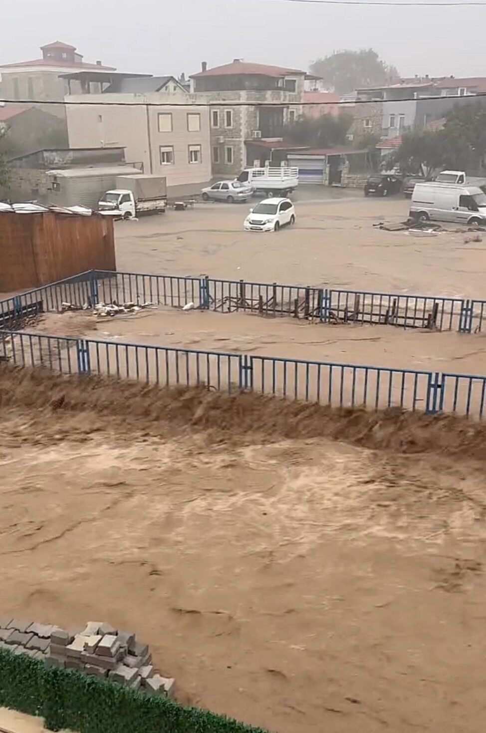 İzmir’de sağanak yağış yolları göle çevirdi
