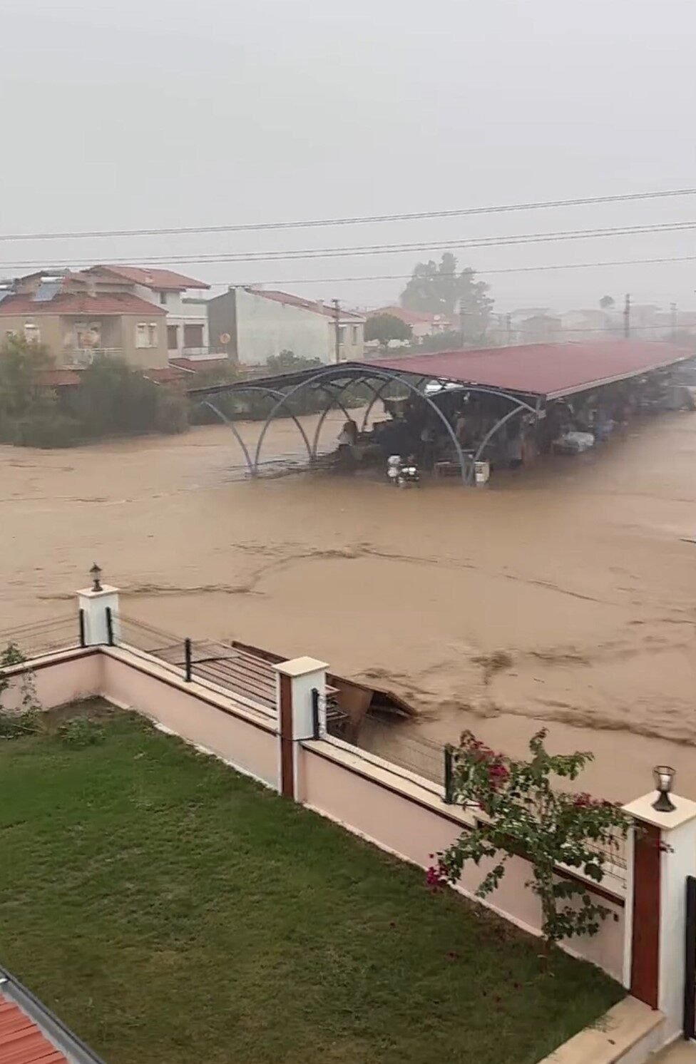 İzmir’de sağanak yağış yolları göle çevirdi