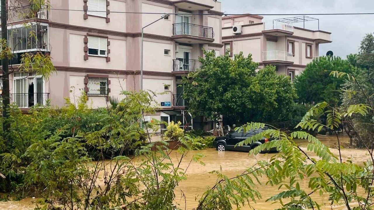 İzmir’de sağanak yağış yolları göle çevirdi