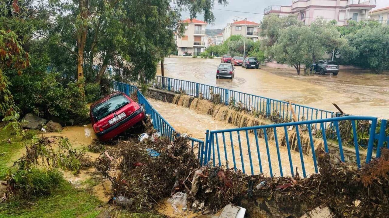 İzmir’de sağanak yağış yolları göle çevirdi