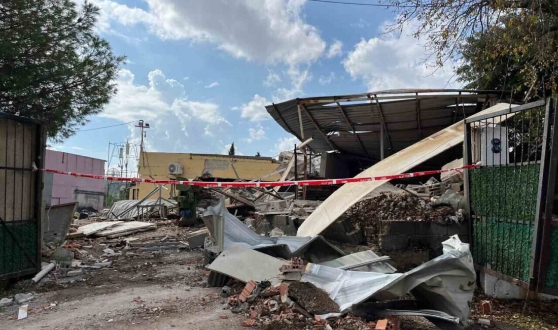 İzmir’in Bayraklı ilçesinde meydana gelen patlamada tek katlı bir ev