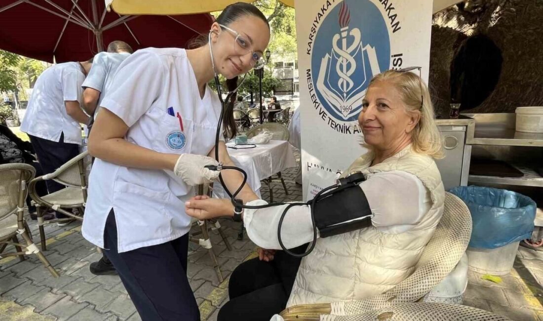 İzmir’de sağlık hizmetleri alanında eğitim gören lise öğrencileri, Karşıyaka’daki park