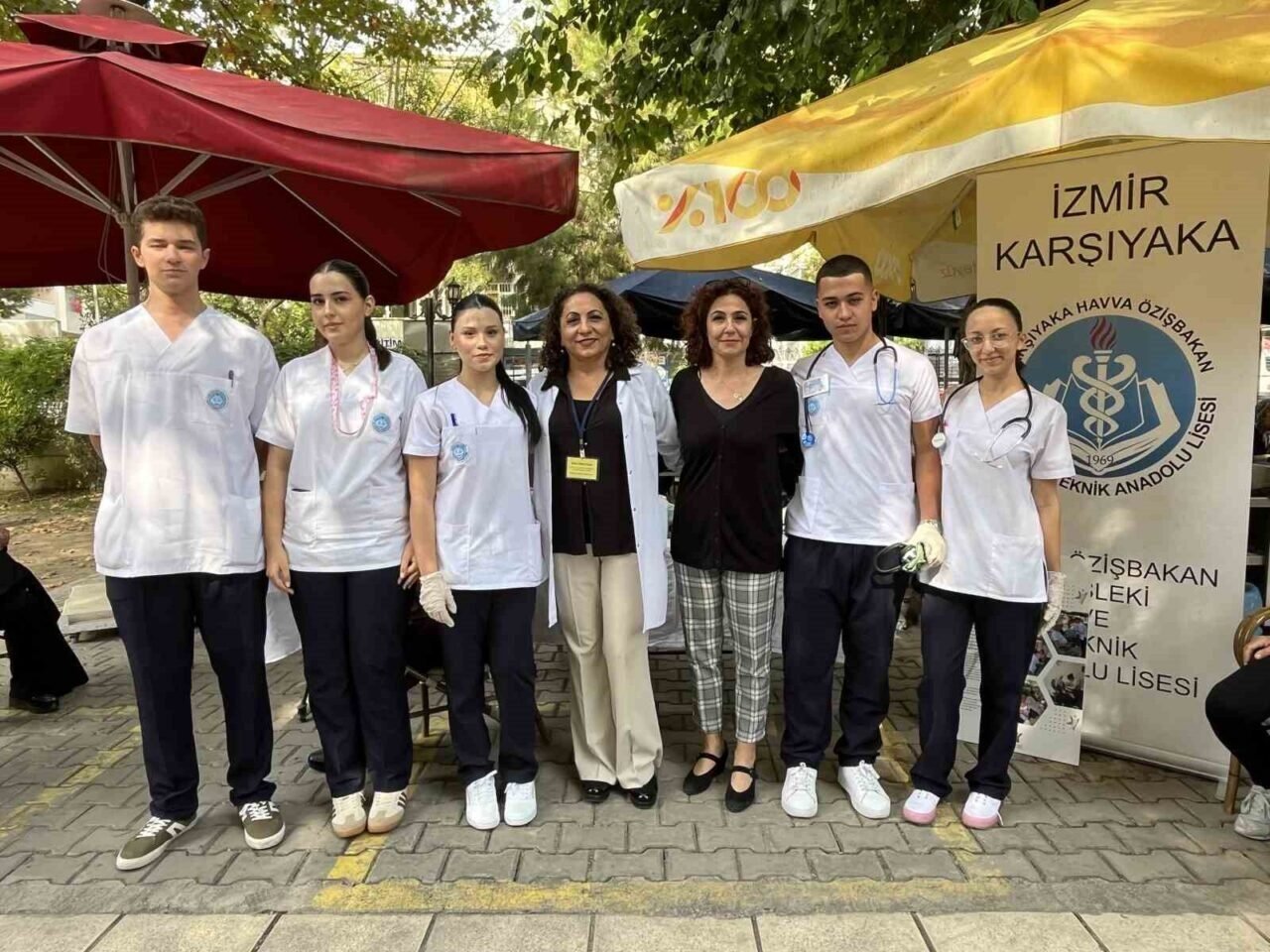 İzmirli lise öğrencilerinden yaşlılara sağlık eli