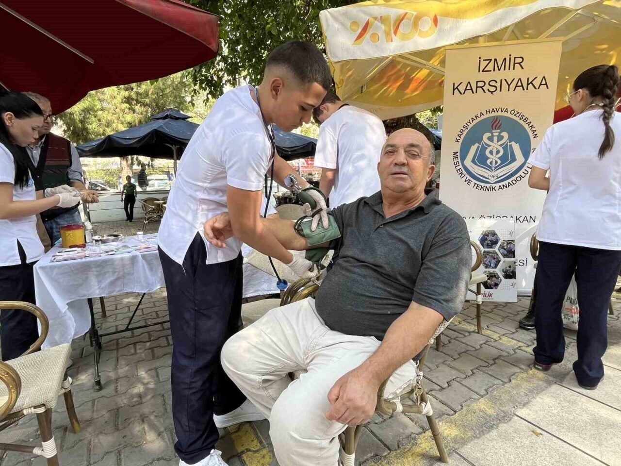 İzmirli lise öğrencilerinden yaşlılara sağlık eli