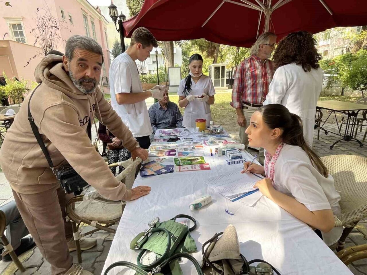 İzmirli lise öğrencilerinden yaşlılara sağlık eli