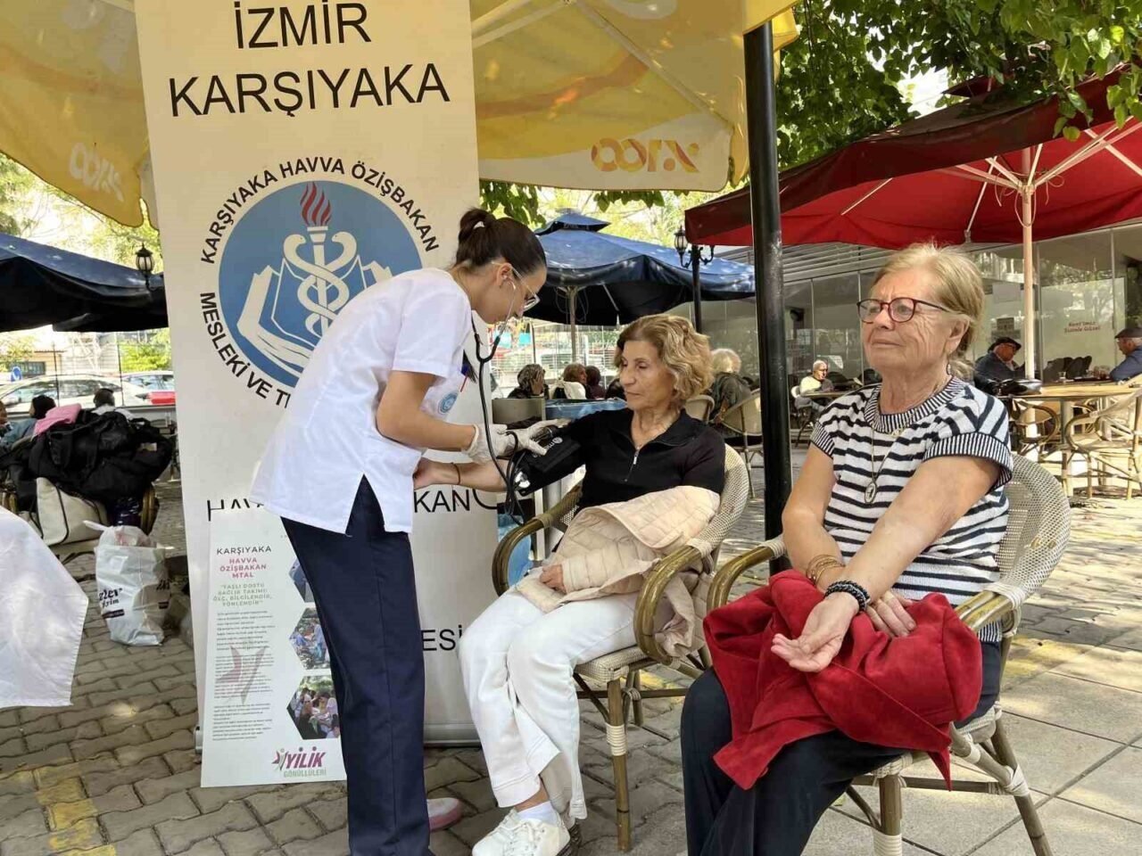 İzmirli lise öğrencilerinden yaşlılara sağlık eli