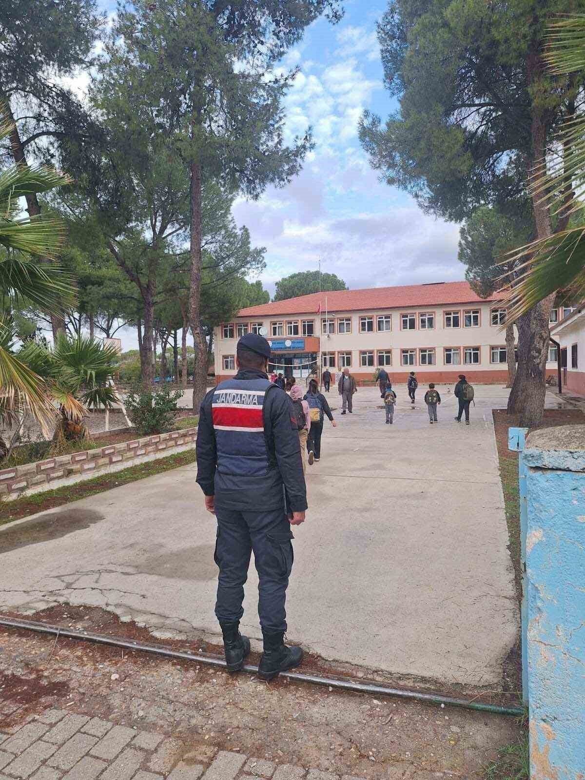 Jandarma ekiplerinden öğrenci güvenliği ve trafik bilinci denetimi