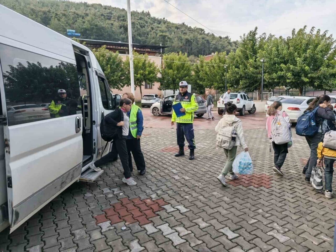 Jandarma ekiplerinden öğrenci güvenliği ve trafik bilinci denetimi