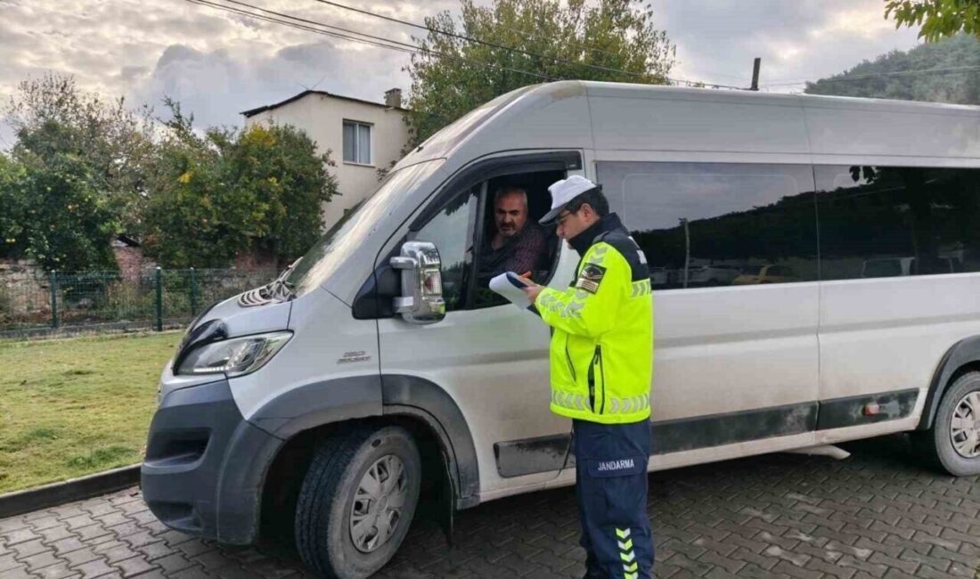 Aydın İl Jandarma Komutanlığı Trafik Jandarması ekipleri, öğrencilerin güvenli şekilde