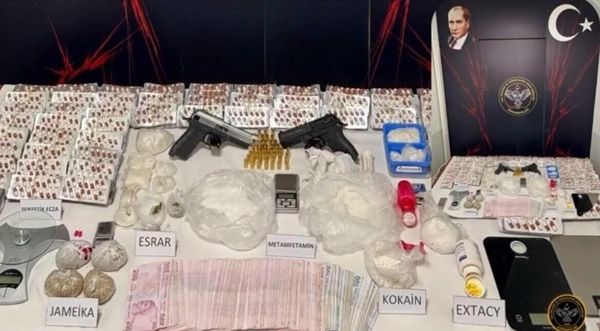 Kameralarla donatılan evden çok sayıda uyuşturucu madde çıktı