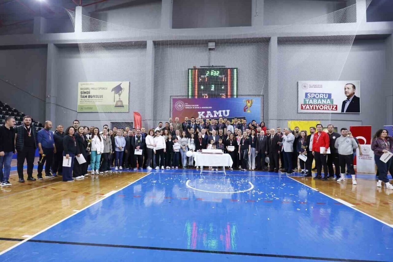 Kamunun şampiyonları kupalarını aldı