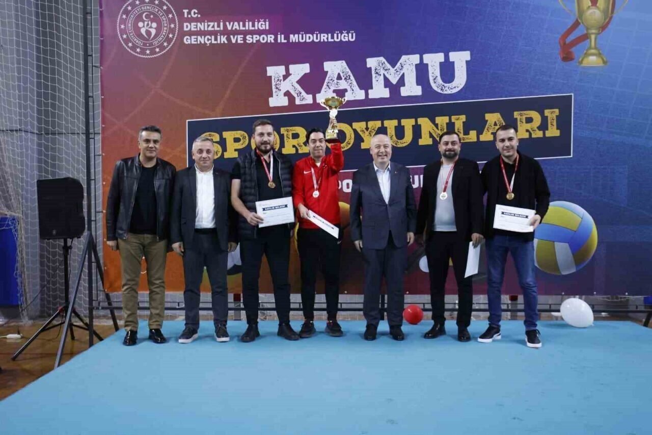 Kamunun şampiyonları kupalarını aldı
