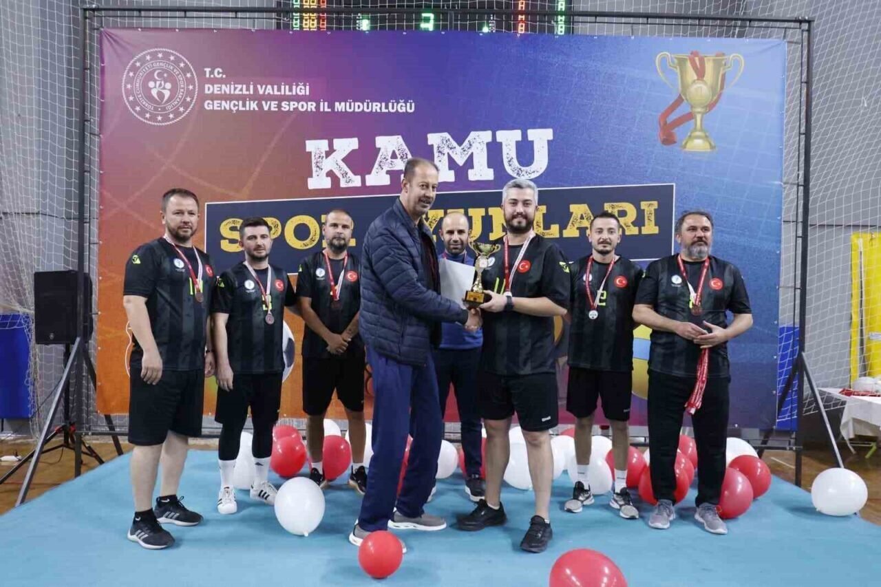 Kamunun şampiyonları kupalarını aldı
