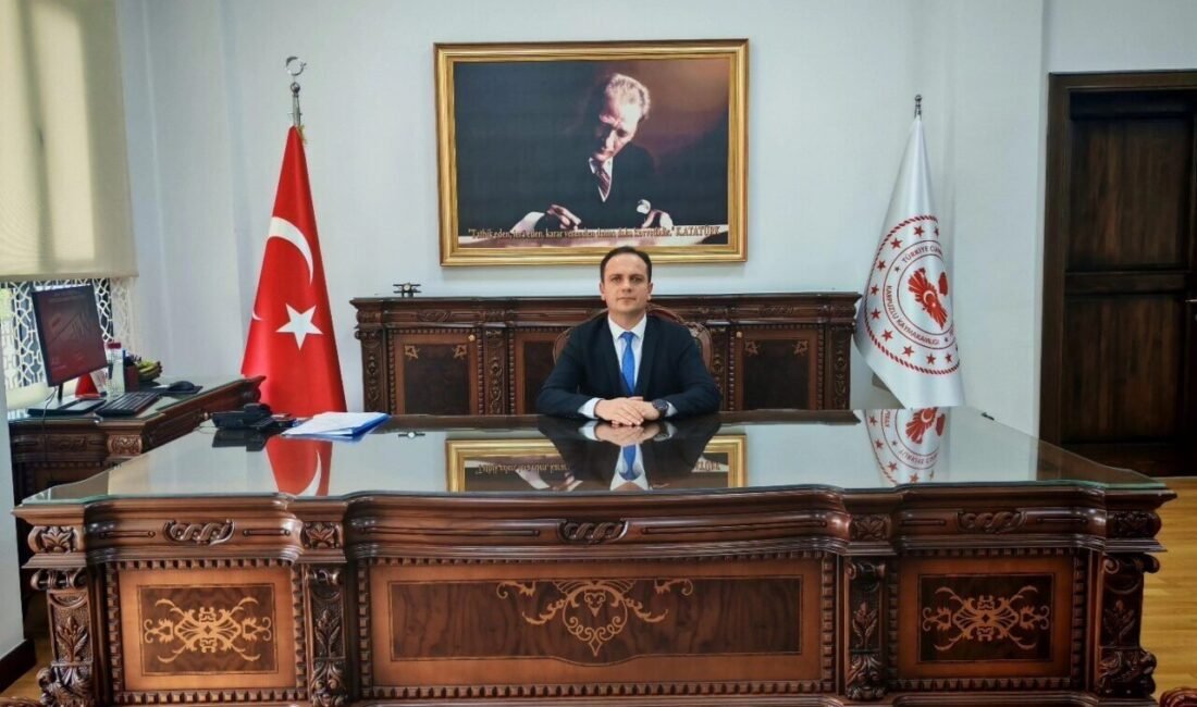 Aydın’ın Karpuzlu ilçesine atanan Kaymakam Mustafa Bayram, görevine başladı. İçişleri