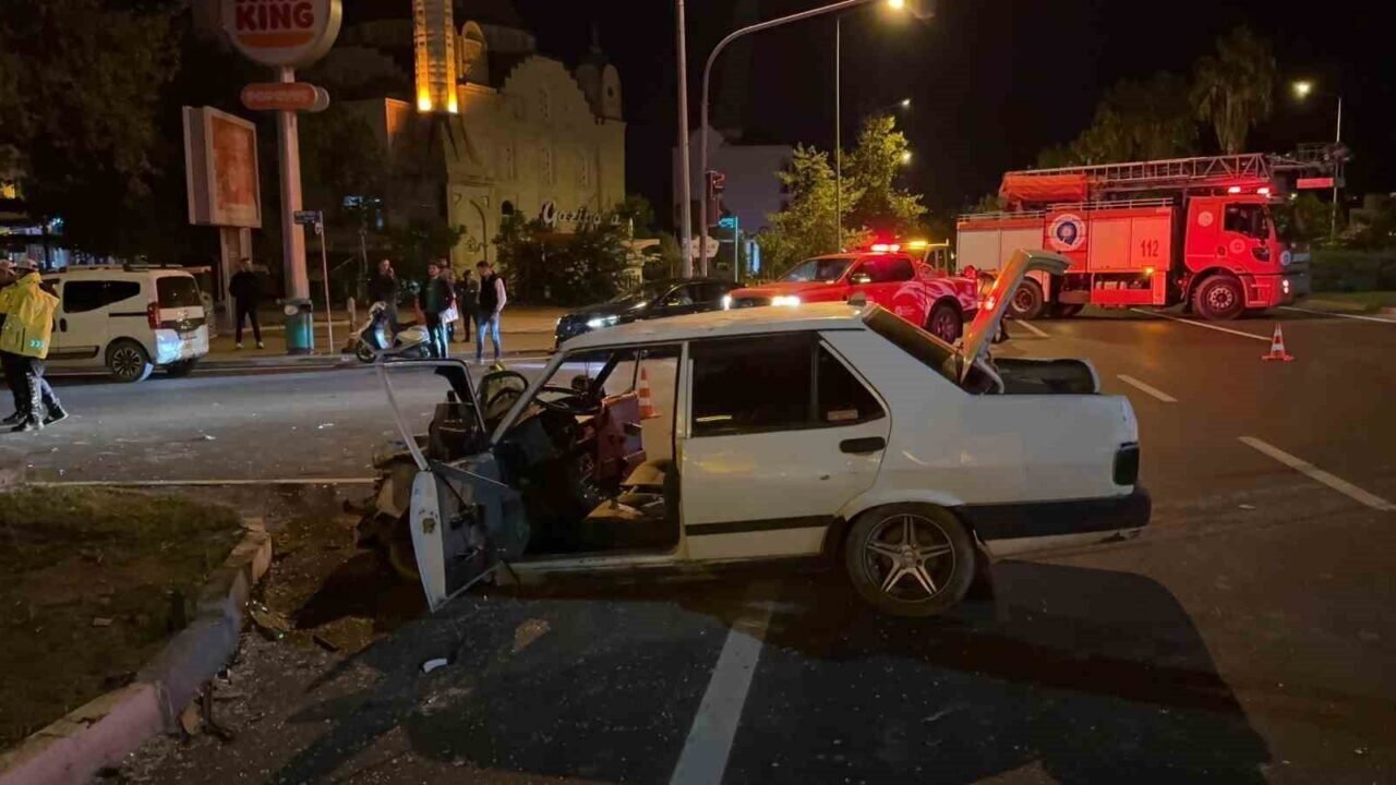 Kavşakta pikapla çarpışan Tofaş’taki 2 kişi yaralandı