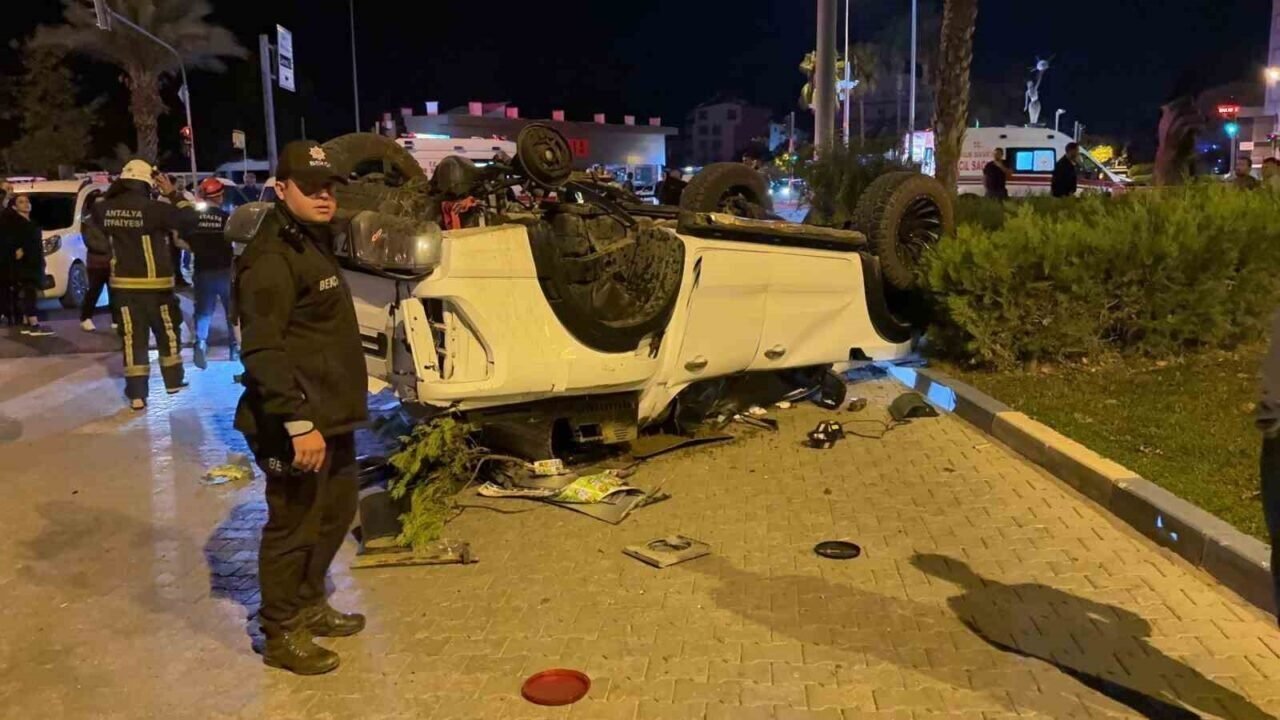 Kavşakta pikapla çarpışan Tofaş’taki 2 kişi yaralandı