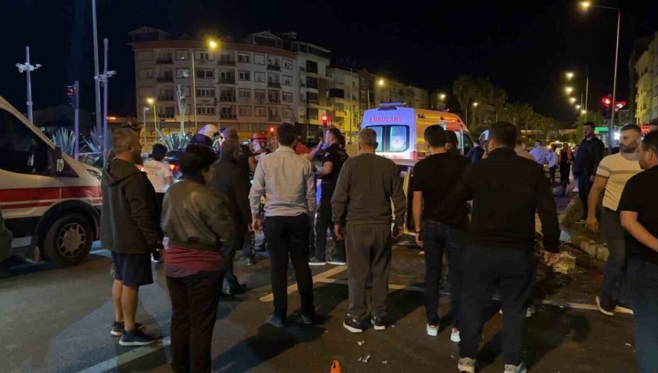 Kavşakta pikapla çarpışan Tofaş’taki 2 kişi yaralandı Kavşakta pikapla çarpışan Tofaş’taki 2 kişi yaralandı