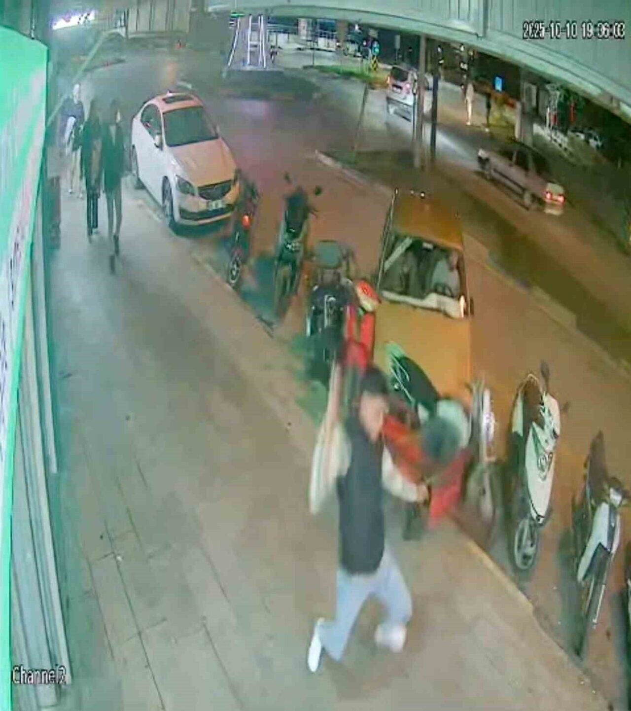 Kaza yaptıkları aracı bırakıp kaçtılar: Kaza anı güvenlik kamerasında