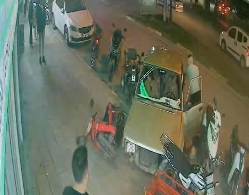 Manisa’nın Alaşehir ilçesinde kavşakta drift atarak ilerleyen bir araç sürücüsünün