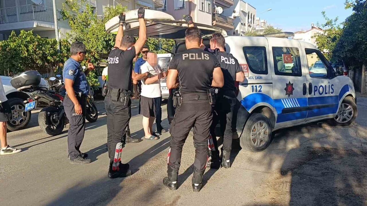 Kaza yaptıktan sonra kaçan alkollü sürücü Cumhurbaşkanına hakaretten tutuklandı Kaza yaptıktan sonra kaçan alkollü sürücü Cumhurbaşkanına hakaretten tutuklandı