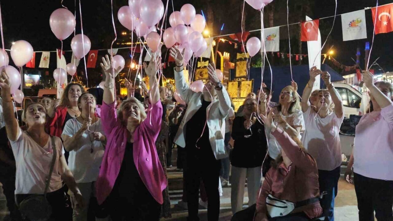 Kemer’de kadınlar gökyüzüne pembe balonlar bıraktı Kemer’de kadınlar gökyüzüne pembe balonlar bıraktı