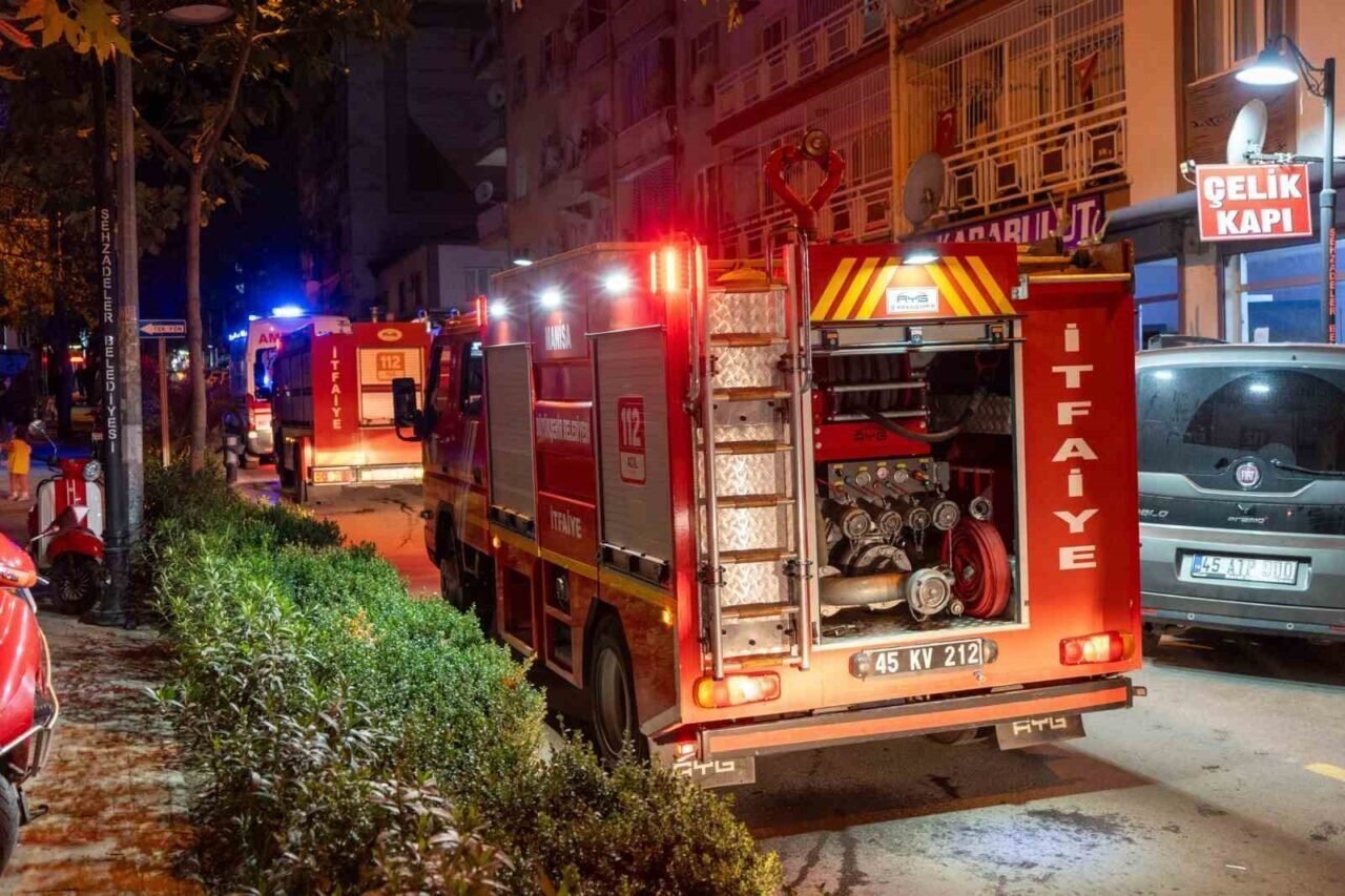 Kendisinden şikayetçi olan eşine kızıp evi ateşe verdi