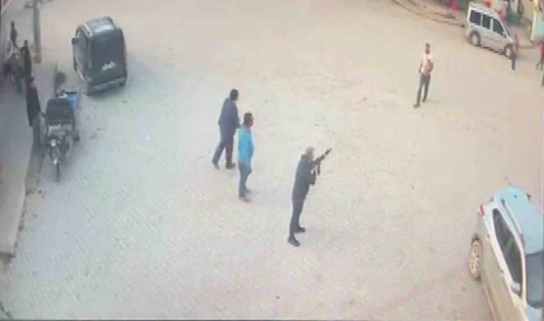 Kendisine silah doğrultan adamın üzerine yürüyüp bıçakla öldürdü Denizli’de köy kahvesinde iki grup arasında çıkan kavgada bıçakla yaralanan