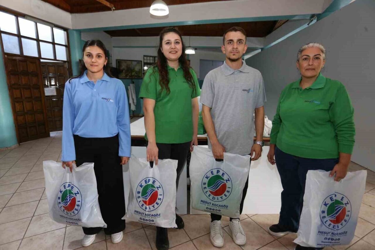 Kepez’de belediye personelinin üniformaları kadın eliyle üretilip tasarruf sağlanıyor